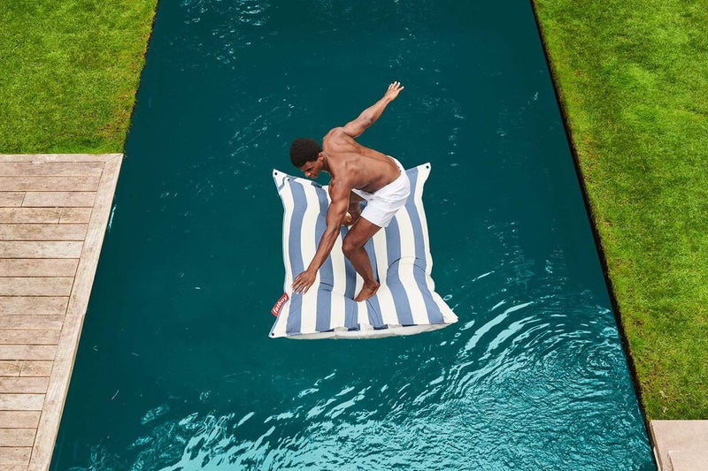 Fatboy فوتزاك الأصلي من فات بوي، كيس حبوب عائم، كيس حبوب قابل للتعديل، مناسب للاستخدام في حمام السباحة الداخلي والخارجي، قماش مقاوم للماء، مناسب للحمام والشاطئ 134 × 180 سم (خطوط زرقاء محيطية) - Image 1